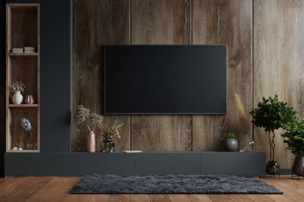 Televize pověšená na zdi v obývacím pokoji.