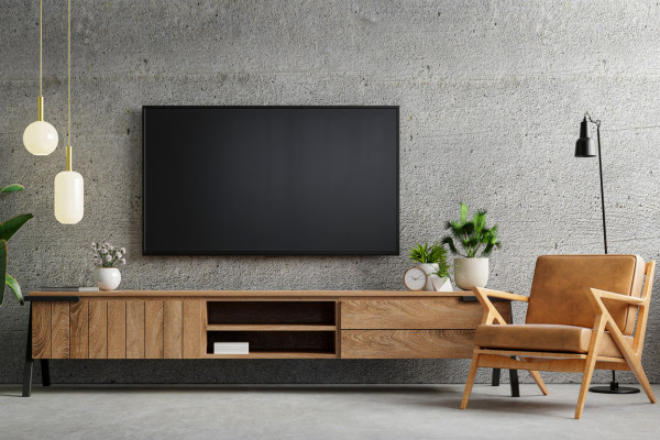 Vypnutá televize zavěšená na zdi obývacího pokoje.