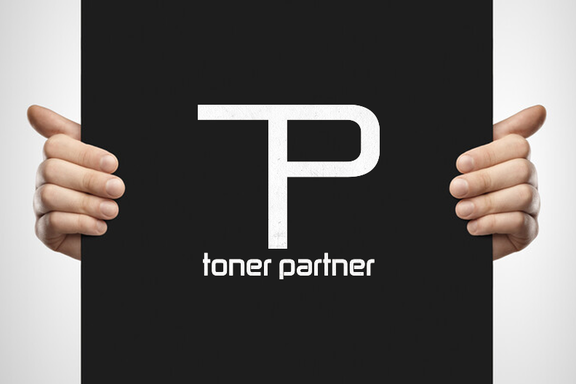 Logo Toner Partner na černém pozadí.