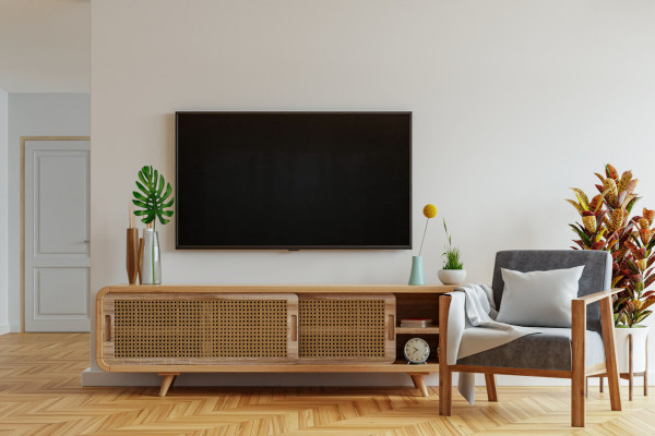 Televize na stěně v obývacím pokoji.