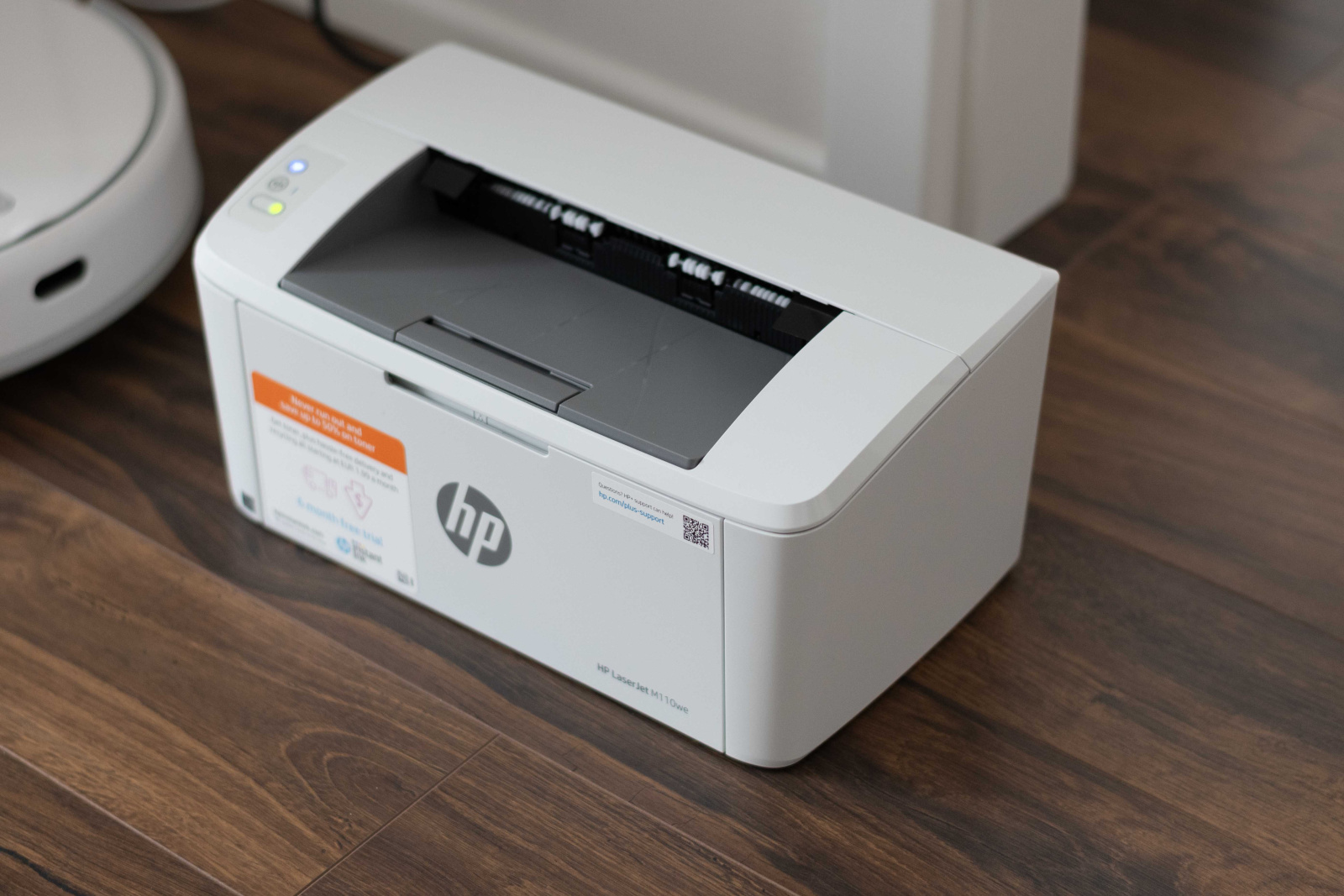 Tiskárna HP LaserJet M110we po připojení k WiFi připravená na tisk. 