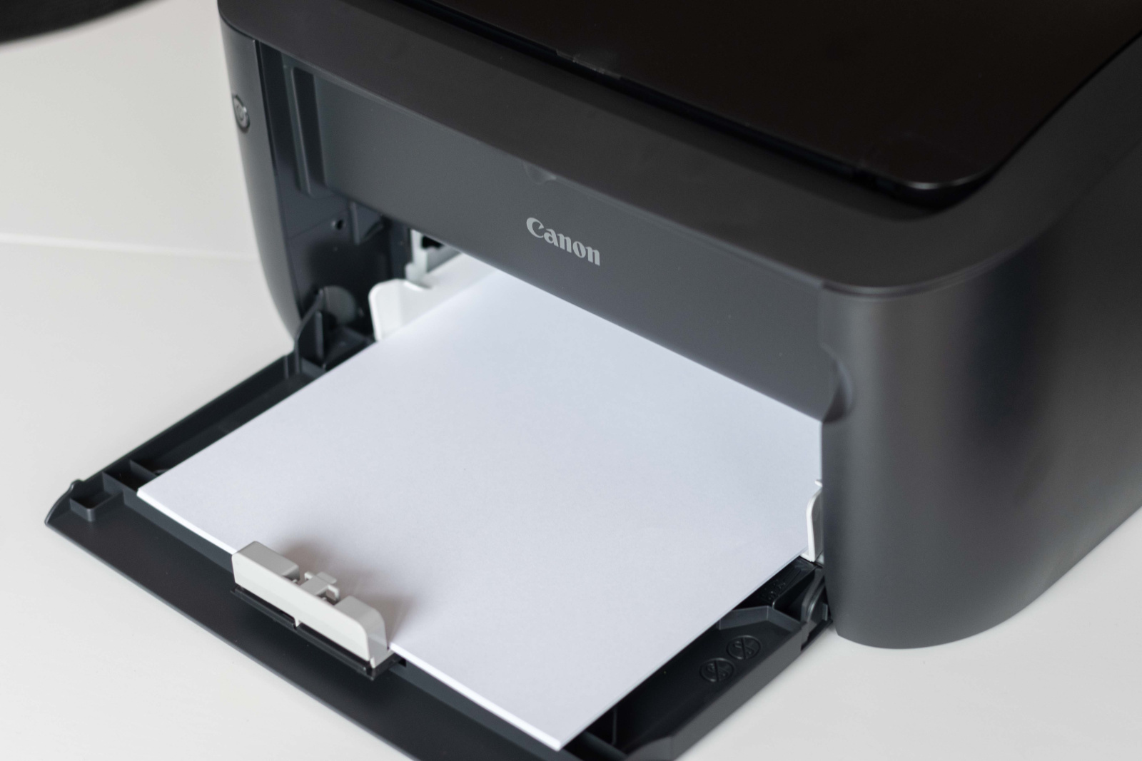 Podavač papírů tiskárny Canon i-SENSYS LBP6030B s několika vloženými archy