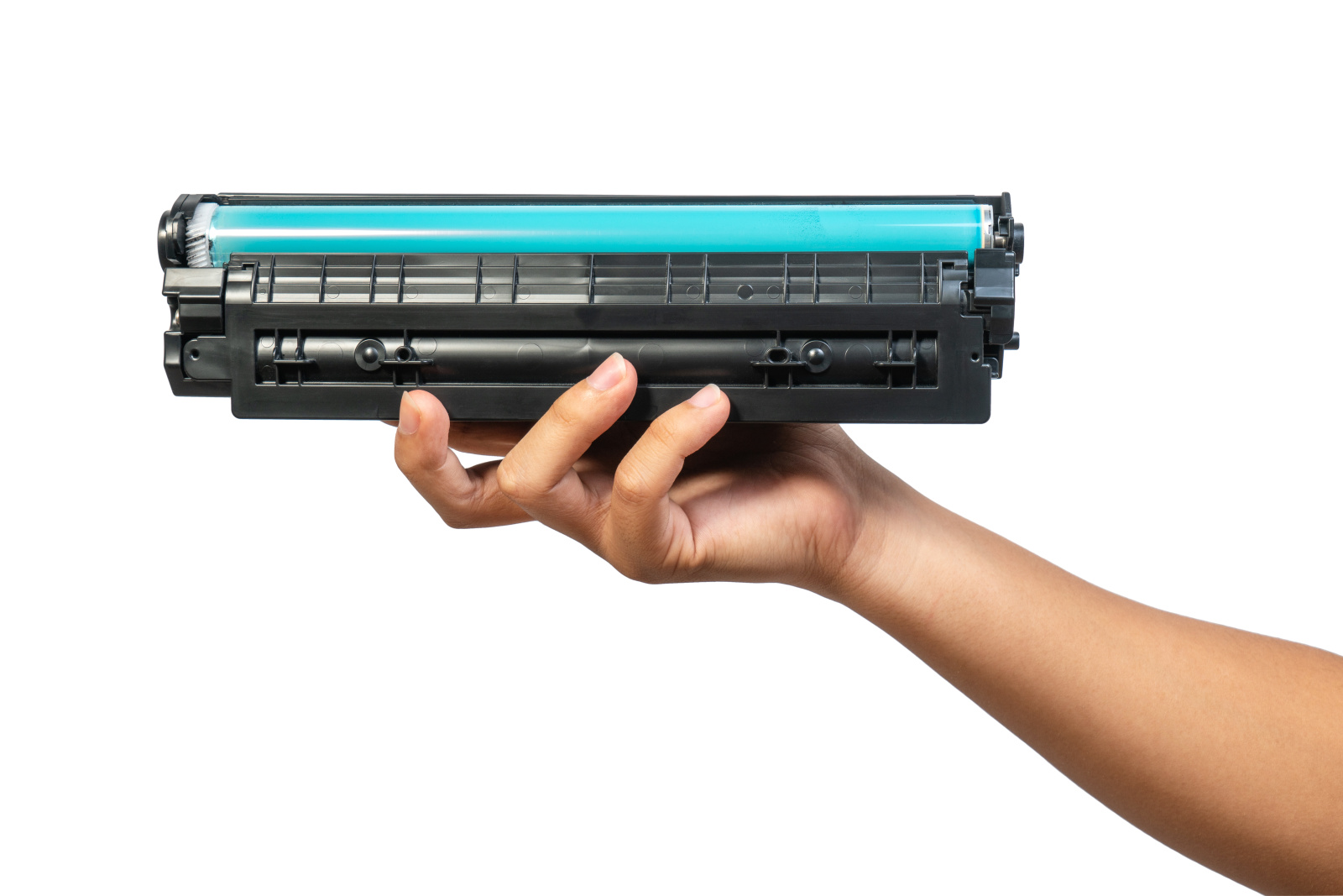Ruka držící tonerovou kazetu, která je připravena k instalaci do laserové tiskárny.