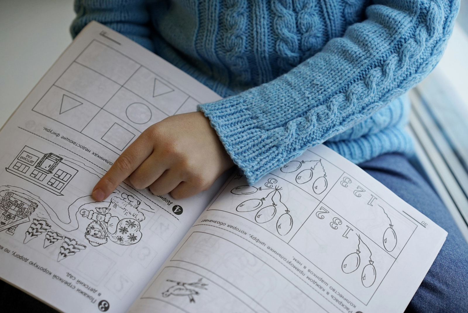 Dívka studující pracovní sešit ve škole.